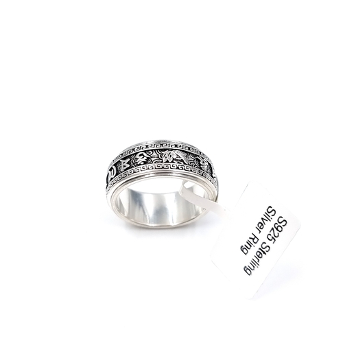 19 - A brand new f=gents Sterling Silver articulated, sinnng ring. Size - V, Weight - 8.75 grams. Please ... 