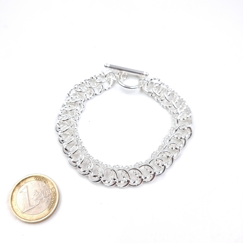 21 - A Sterling Silver 925 twist link bracelet with T bar clasp. Weight - 22 grams. Please note, the imag... 