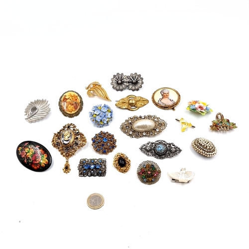 47 - A collection of 20 pretty gemset brooches. Lot includes a Limoges France and hand painted lacquered ... 