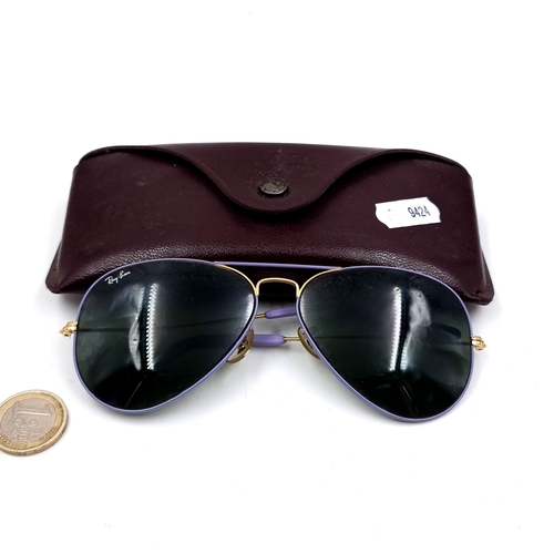 55 - A pair of Ray Ban Aviator style sunglasses. Lens with slight blemish. Comes in original Ray Ban Pouc... 
