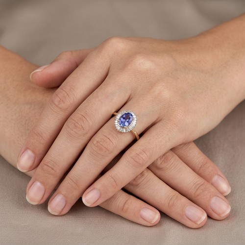 4 - Super Star Lot: A gorgeous Tanzanite ring set in nine carat gold with Baguette cut diamond halo. Siz... 