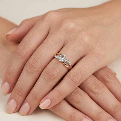 8 - Star Lot: A lovely Topaz and Diamond ring set in nine carat gold. Size - P 1/2, Weight - 1.28 grams.... 