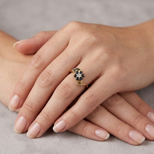 9 - Star Lot: A stunning Diamond and Sapphire daisy style ring. Set in nine carat gold. Size - M, Weight... 