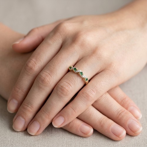 11 - Star Lot: A lovely vintage example of a  Diamond and Emerald twist mounted ring set in nine carat. S... 