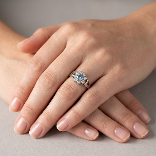 42 - A pretty Daisy style gemstone ring set in 925 Sterling Silver. size - L 1/2, Weight - 1.86 grams. Pl... 