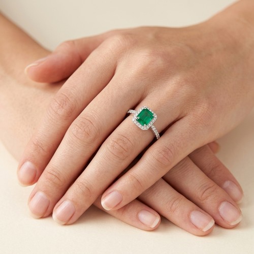 39 - A matching Sterling Silver jewellery suit. Comprised of Green Tourmaline drop pendant earrings and G... 