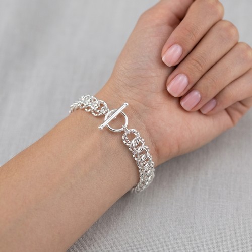 21 - A Sterling Silver 925 twist link bracelet with T bar clasp. Weight - 22 grams. Please note, the imag... 