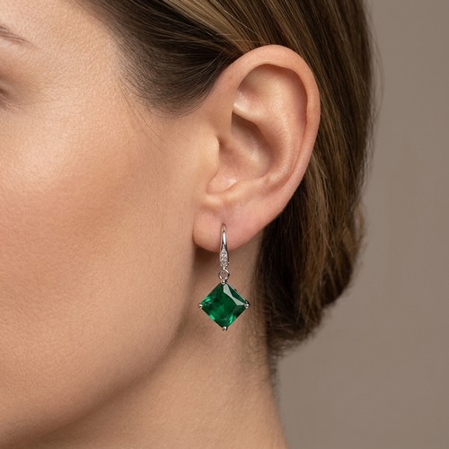 39 - A matching Sterling Silver jewellery suit. Comprised of Green Tourmaline drop pendant earrings and G... 
