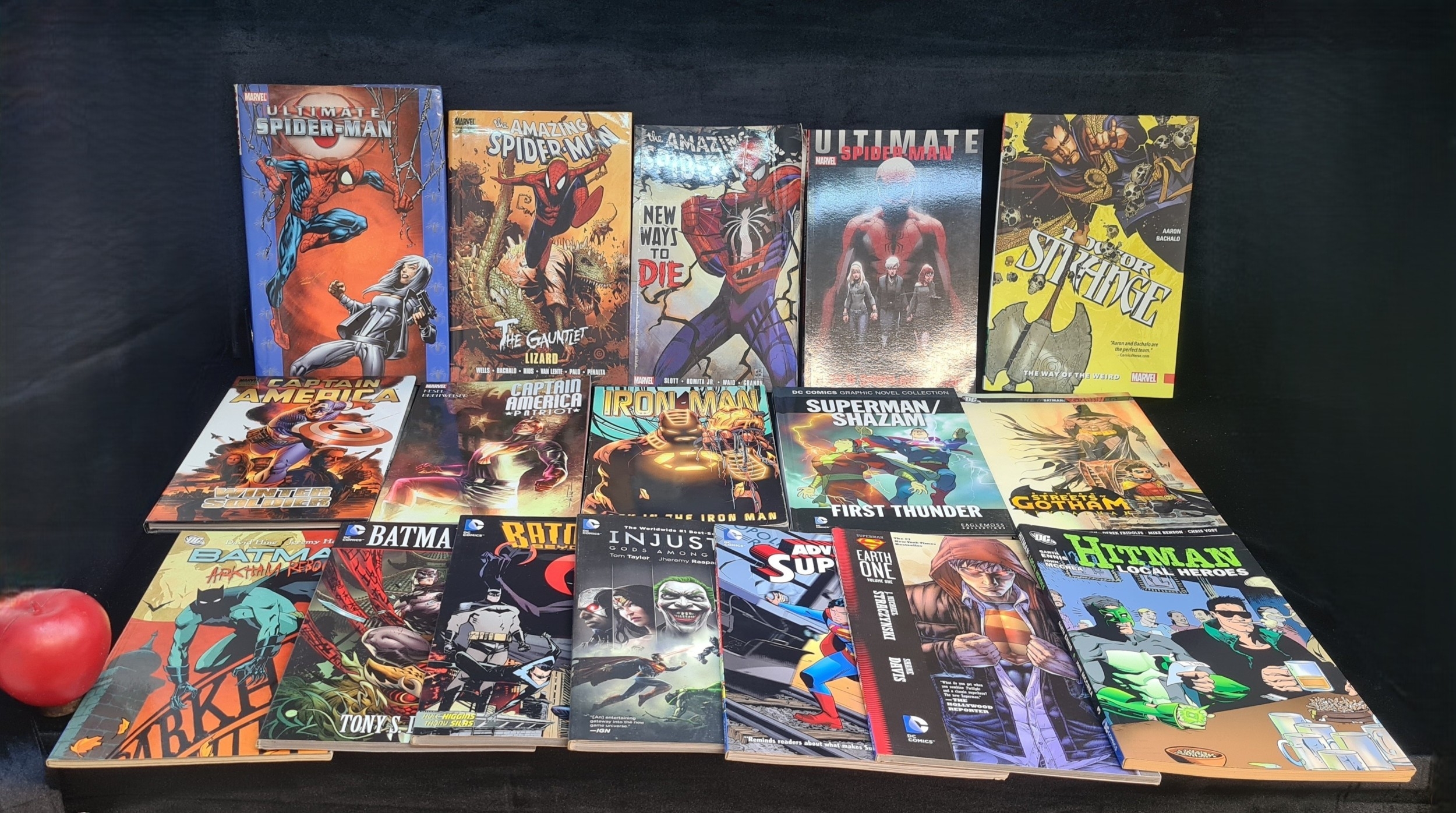A collection of 16 Marvel and DC Comics. Lot includes examples such as ...