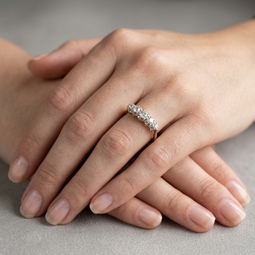 1 - Super Star Lot : A Stunning 5 stone bright natural diamond ring. Set in 18ct gold. Size M. Weight - ... 
