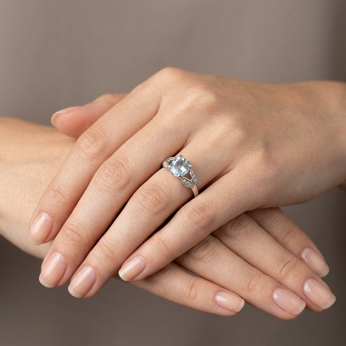 4 - Star Lot : A stunning large aquamarine gemstone ring. Set in 9ct white gold with diamond shoulders. ... 