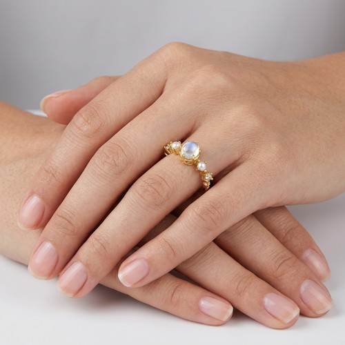 19 - A brand new Moonstone and pearl cocktail ring. Set in 925 gilt. Size P 1/2. Weight 2.98 grams.