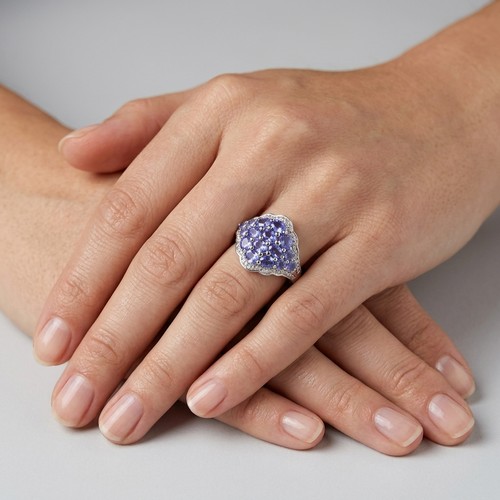 20 - A lovely example of a tanzanite cluster ring. Set in sterling silver. Size O. Weight - 4.5 grams. Ta... 