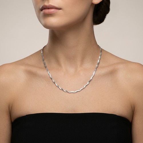 34 - A sterling silver (Italy) twist flat link necklace. Weight - 4.7 grams.