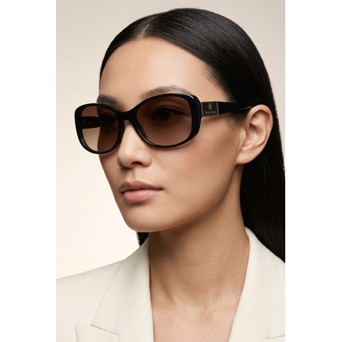 43 - A pair of Vera Wang designer wrapped around sunglasses. Set with faux tortoise shell frame. In origi... 