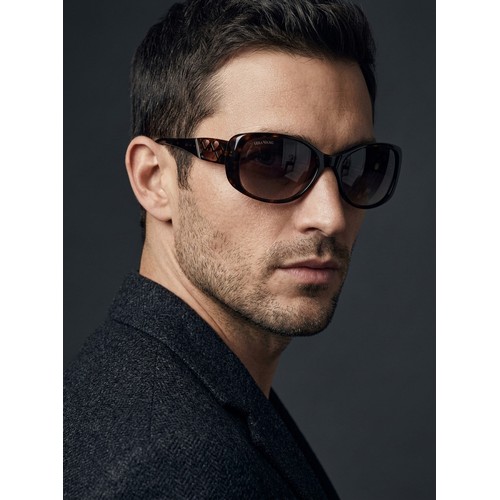 43 - A pair of Vera Wang designer wrapped around sunglasses. Set with faux tortoise shell frame. In origi... 