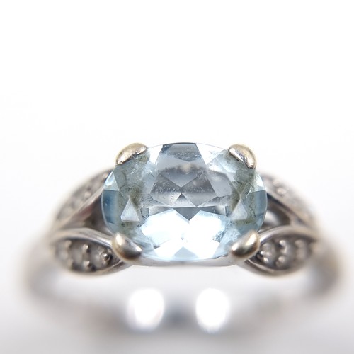4 - Star Lot : A stunning large aquamarine gemstone ring. Set in 9ct white gold with diamond shoulders. ... 