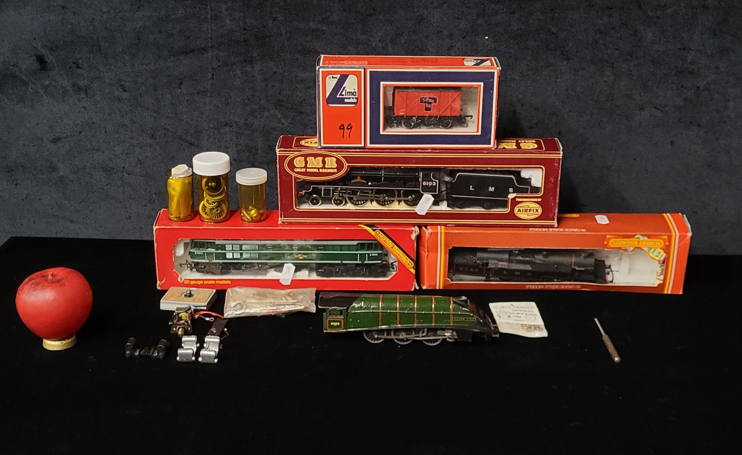 A mixed lot of trains, examples include a Tri-ang Hornby R357 OO Gauge ...