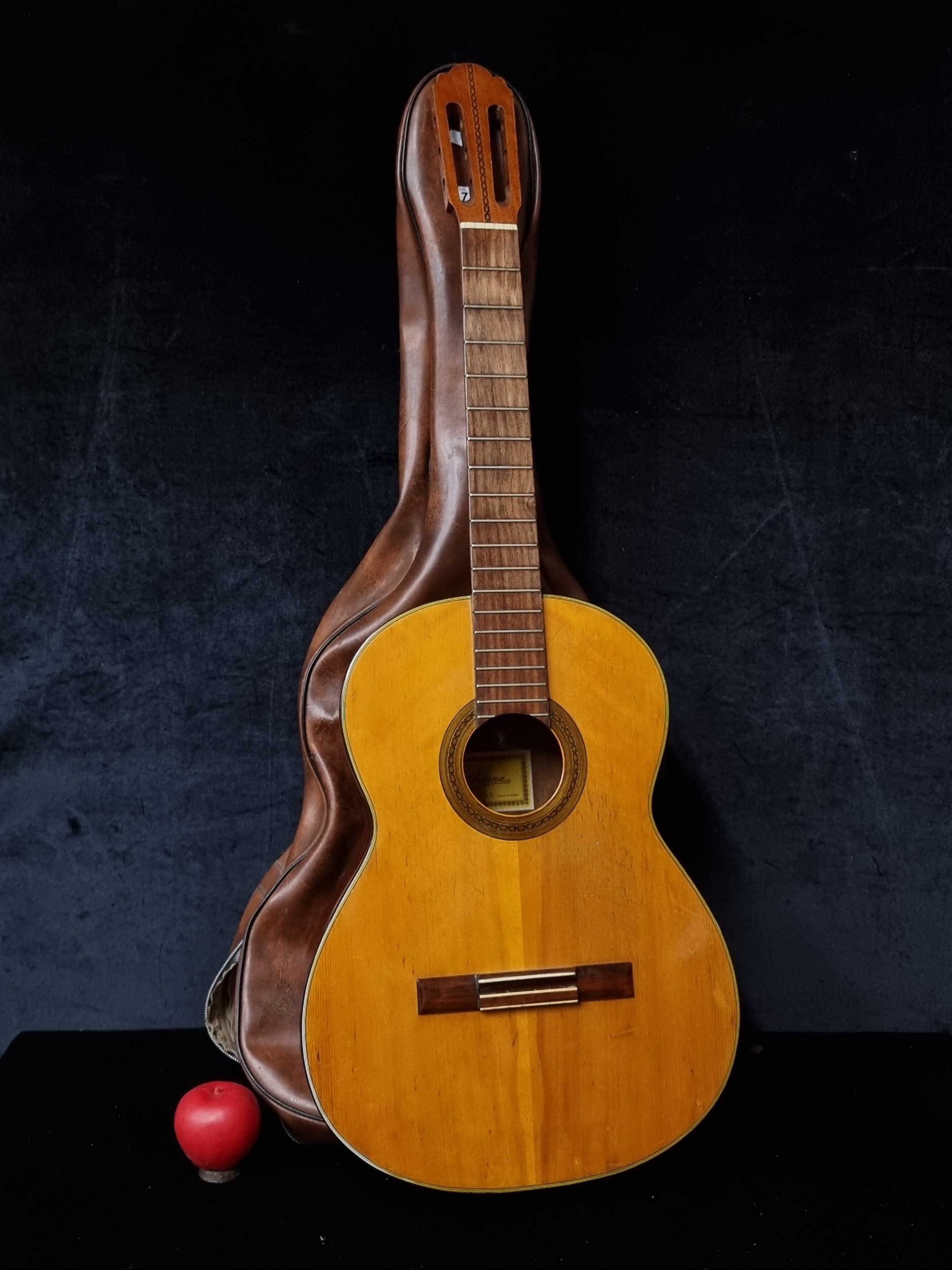 A classic Japanese made vintage Ariana Model A-556. No strings. Comes ...