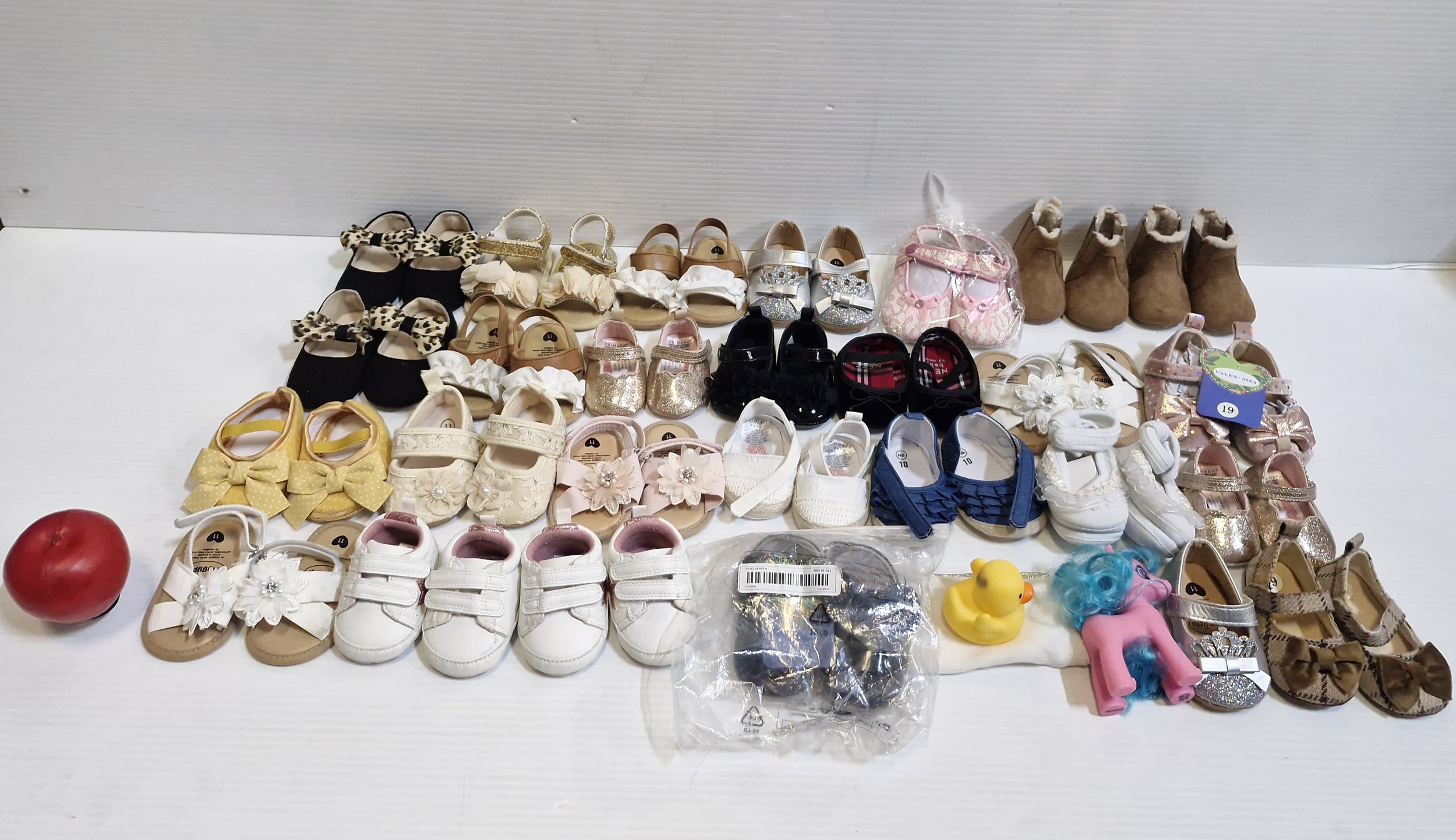 Approx 40 pairs of brand new baby / toddler shoes. From brands ...