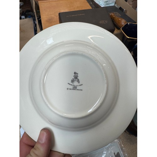 16 - Royal Doulton, Lisa pattern dinner wares (14)