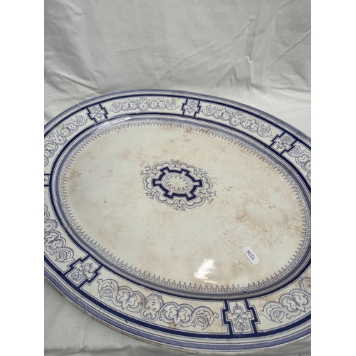 30 - Large antique Etruscan blue and white meat plate and a hand-painted transfer-printed chamber pot (2)
