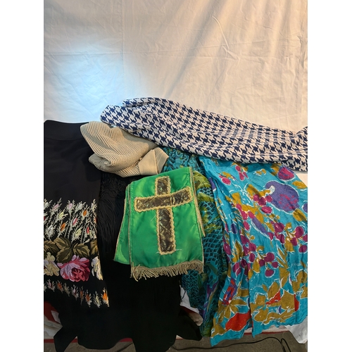 22 - 1 bag 15kg vintage clothing from 60s, 70s & 80s