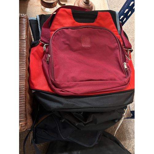 18 - Collection of bags and rucksacks to include a Exectron 70 hiking rucksack example