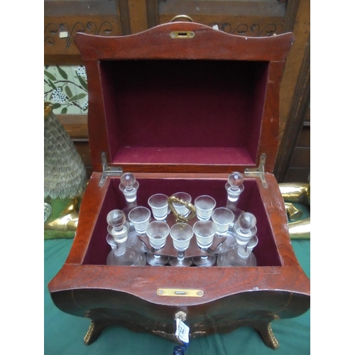 524 - Delightful mixed wood liqueur set with lockable top opening containing a lift out shelf with 4 lique... 