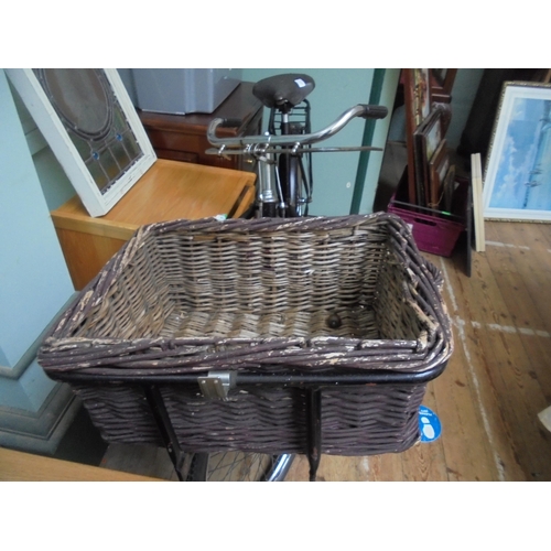 559 - Original butchers bicycle with basket in good condition, good advertising item