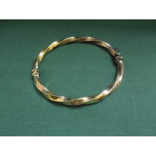 627 - Fancy gold bangle.