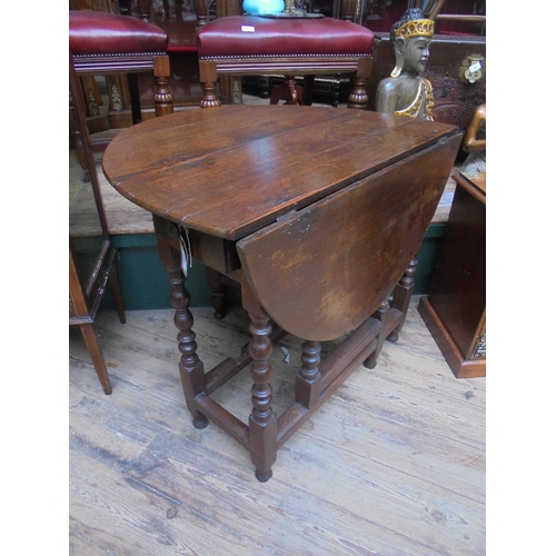 631 - Nicely proportioned small oak gate leg drop leaf table with central drawer, 18th/19th century