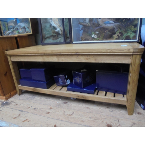 640 - Large modern and heavy oak coffee table with shelf under