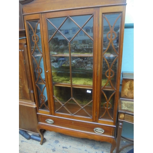 657 - Neat Edwardian mahogany display cabinet with cross banding, glaze to 3 sides with inset velvet liner... 