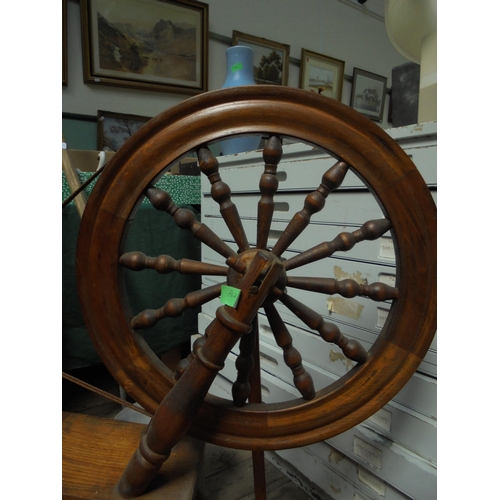 102 - Old full sized spinning wheel (appears complete)