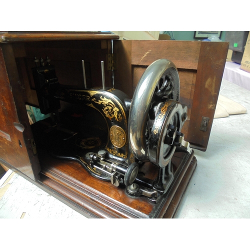 124 - Old Singer sewing machine in good oak case with brass handles (lockable)