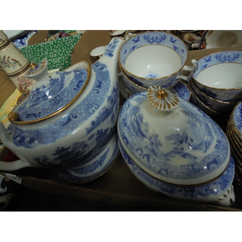 401 - Early 19th century Spode blue and white tea service as follows; teapot scurrier, milk jug, 10 cups a... 