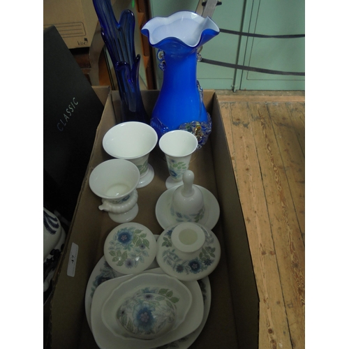 47 - Selection of Wedgwood dressing table items (11 in total) plus 2 decorative glass vases, 1 of Murano ... 