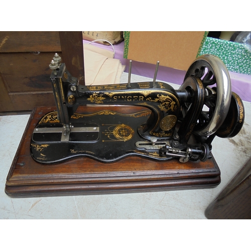 124 - Old Singer sewing machine in good oak case with brass handles (lockable)