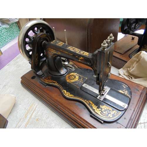 124 - Old Singer sewing machine in good oak case with brass handles (lockable)