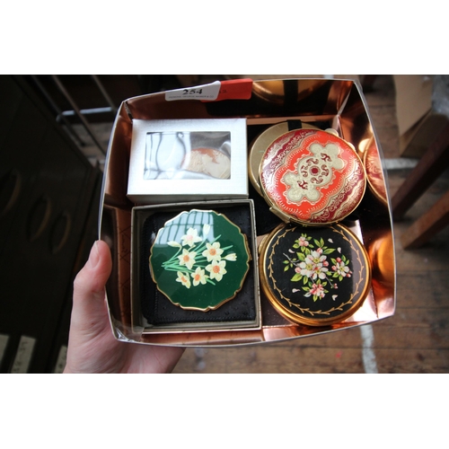 254 - A number of vintage ladies compacts and cameo brooches