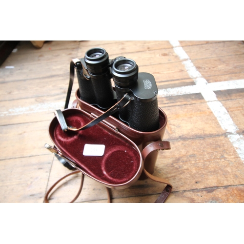 258 - Modern pair of binoculars in leather case by Karl Zeiss