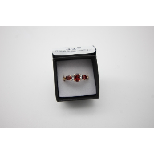 425 - 3 stone garnet ring (yellow metal) (size V)