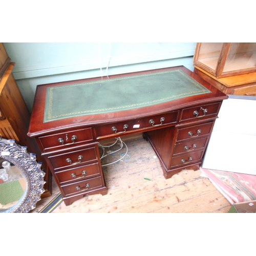 547 - Small mahogany kneehole desk