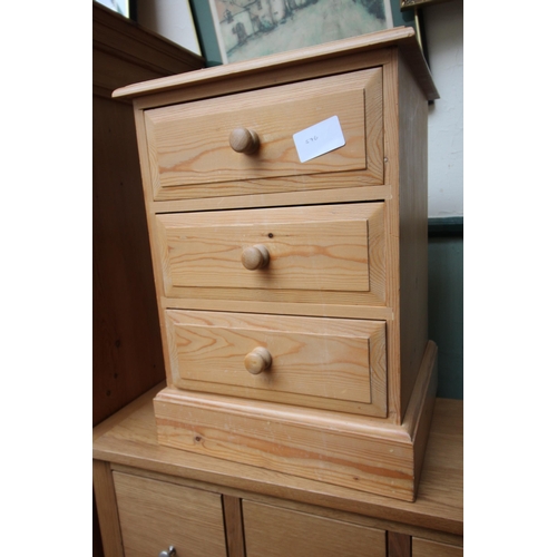 576 - Modern 4 drawer pine chest of drawers and matching bedside unit