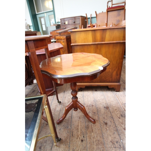 603 - Polished mahogany pedestal coffee table on splayed legs