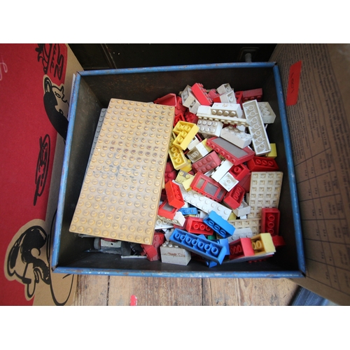 1076 - Tin of plastic LEGO pieces (vintage)