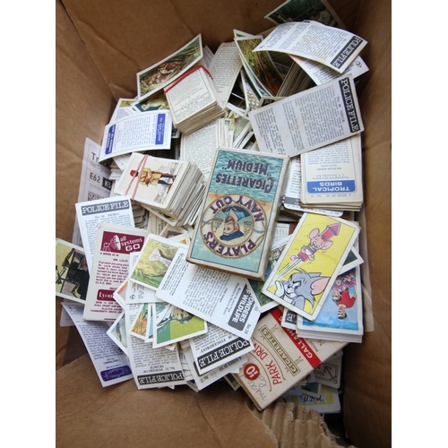 1187 - Large box of mixed cigarette and tea cards