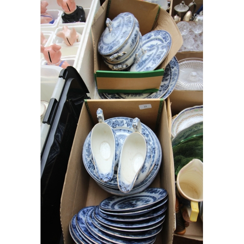 25 - Large selection of Chinese dinner plates, tureens, meat dishes and gravy boats (2 boxes)
