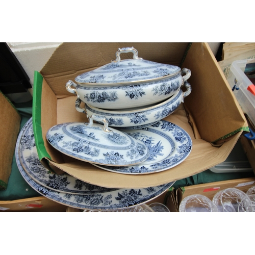 25 - Large selection of Chinese dinner plates, tureens, meat dishes and gravy boats (2 boxes)